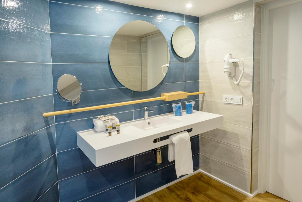 Un baño de Parque Nereida Suites Hotel