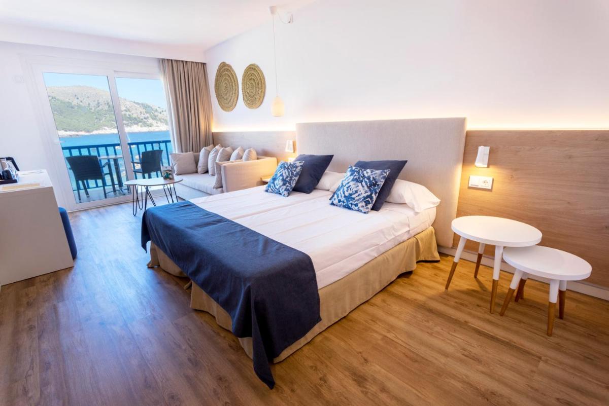 Cama o camas de una habitación en Parque Nereida Suites Hotel
