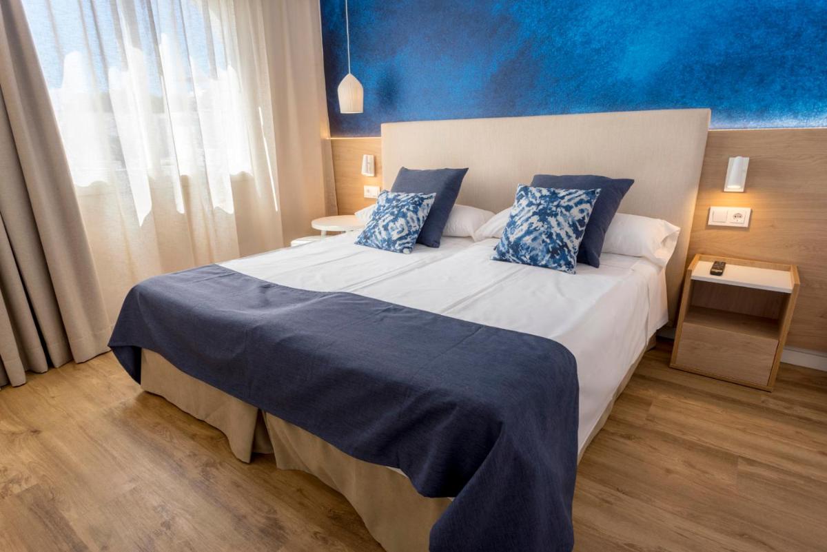 Cama o camas de una habitación en Parque Nereida Suites Hotel