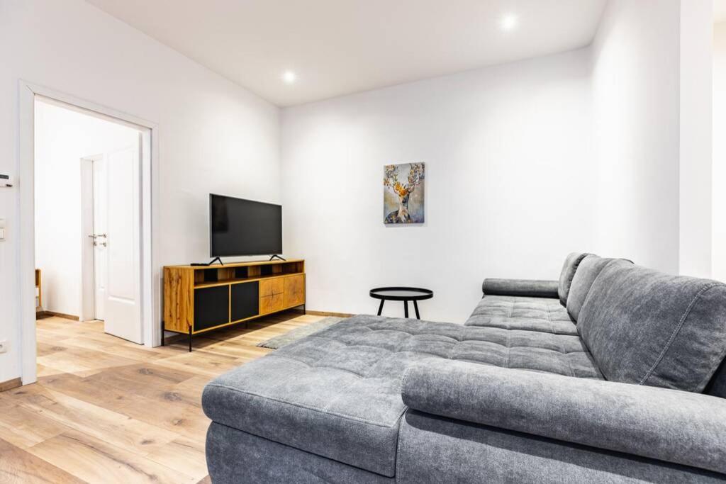 Modern apartment next to subway station - Housity