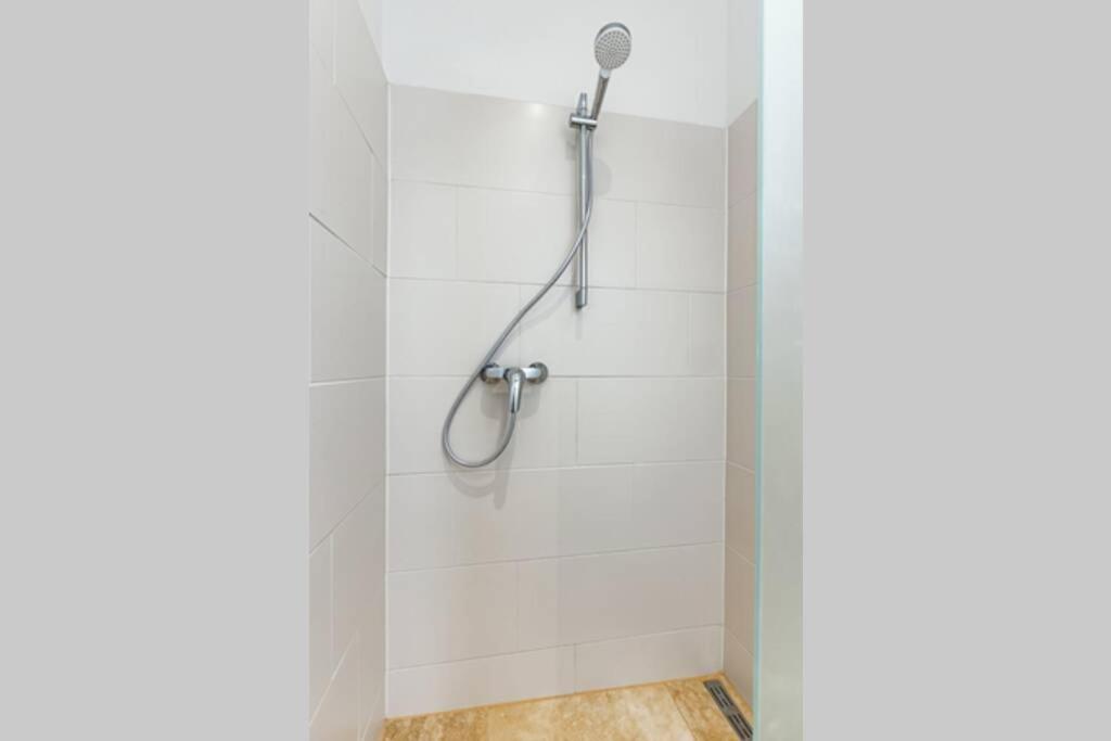 Modern apartment next to subway station - Housity