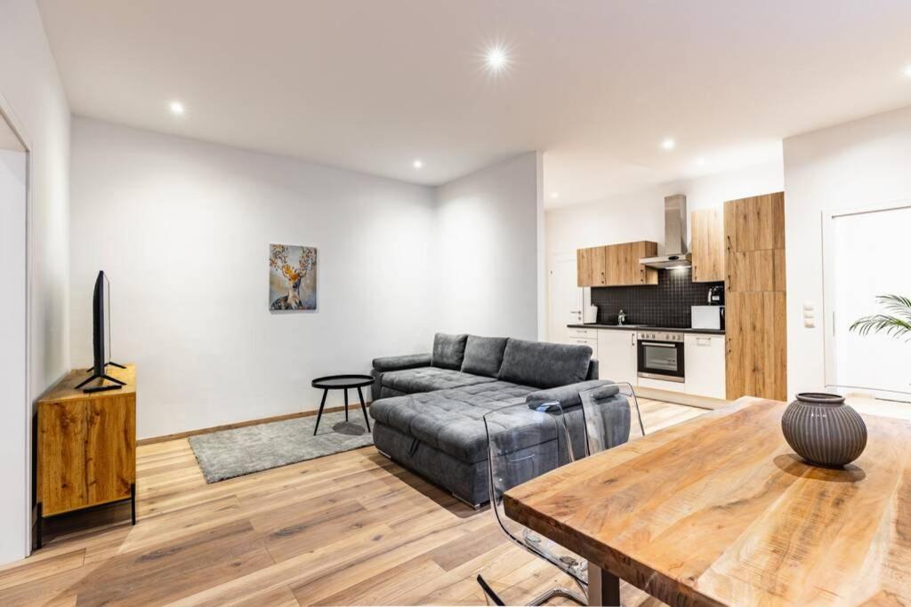 Modern apartment next to subway station - Housity