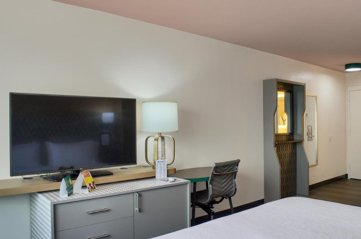 Holiday Inn Mobile West I-10 by IHG - Housity