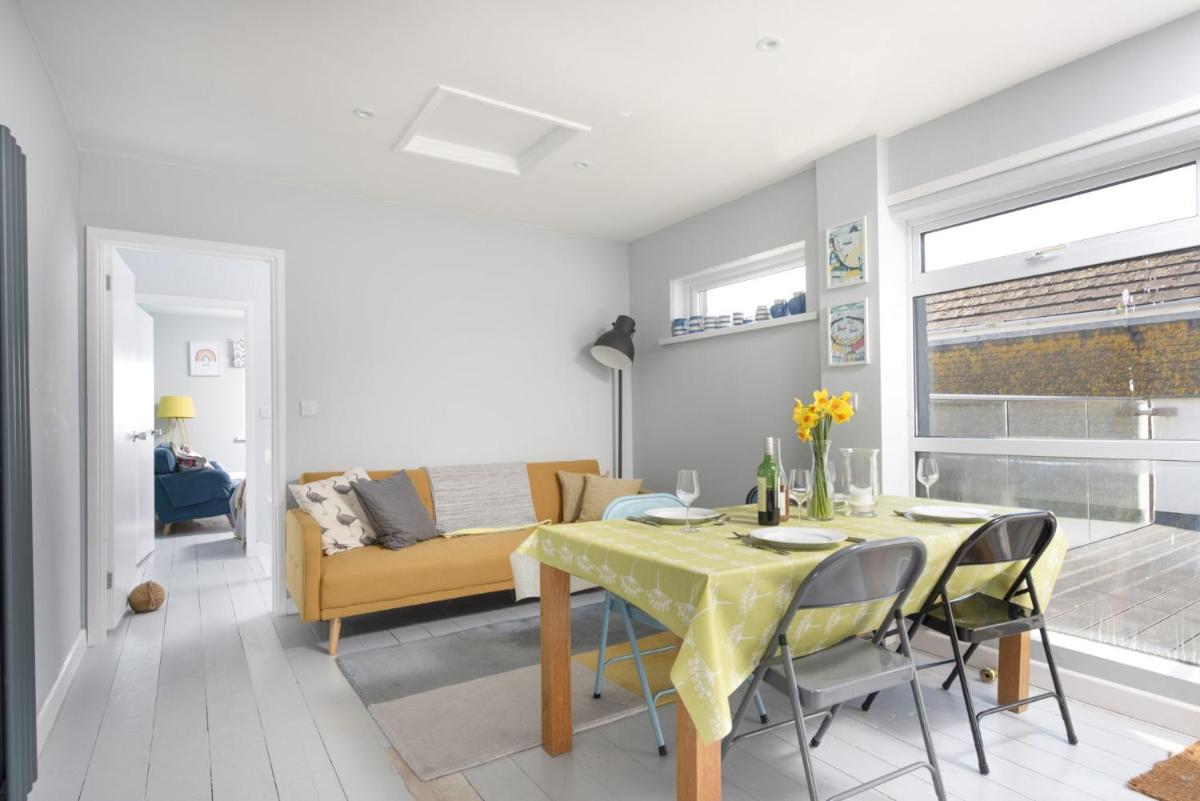 Mousehole View - Pet Friendly - Sea Views - Free Parking & WiFi - Housity