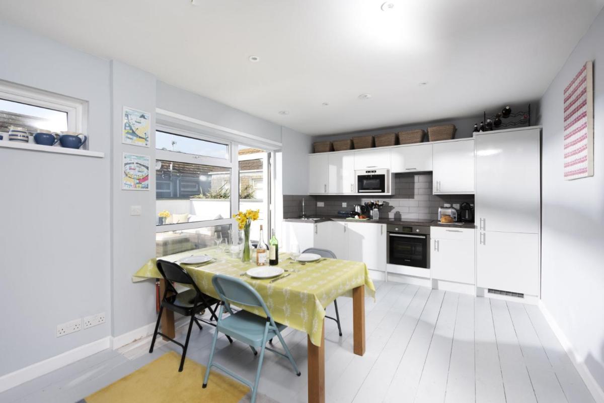Mousehole View - Pet Friendly - Sea Views - Free Parking & WiFi - Housity