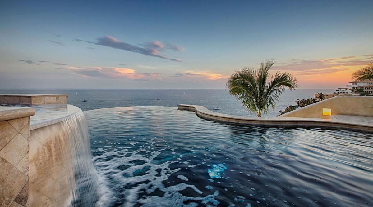 Accommodating Villa with Huge Ocean Views, Infinity Pool, & Jacuzzi Close to Downtown Cabo - Housity
