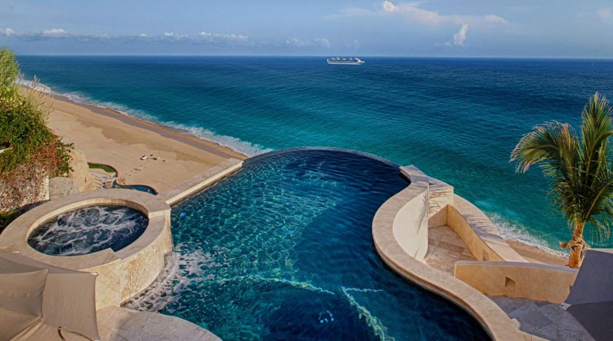 Accommodating Villa with Huge Ocean Views, Infinity Pool, & Jacuzzi Close to Downtown Cabo - Housity