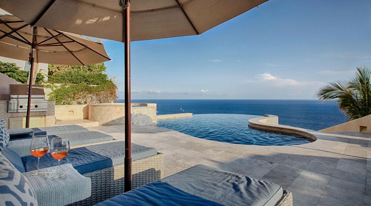 Accommodating Villa with Huge Ocean Views, Infinity Pool, & Jacuzzi Close to Downtown Cabo - Housity