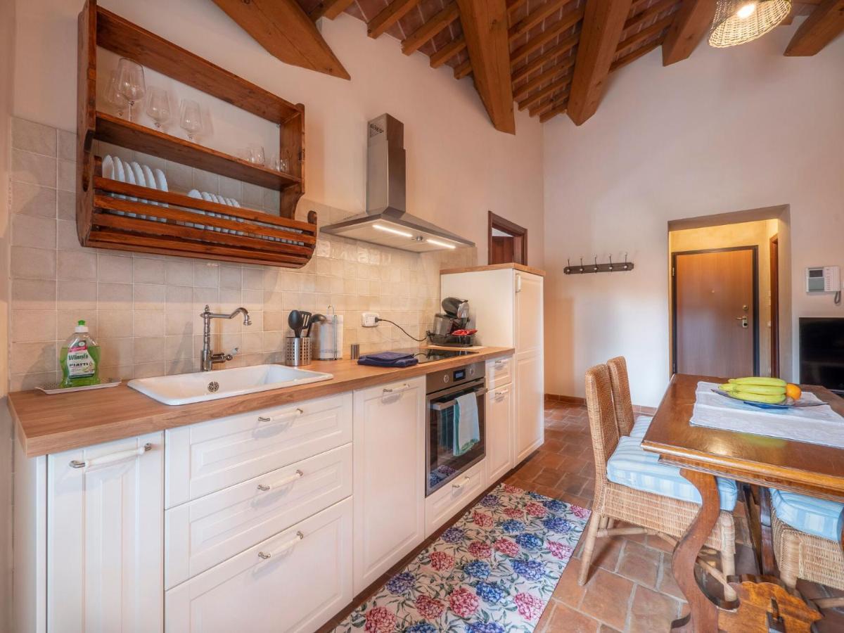 Apartment in Mombaroccio with Sea Views - Housity