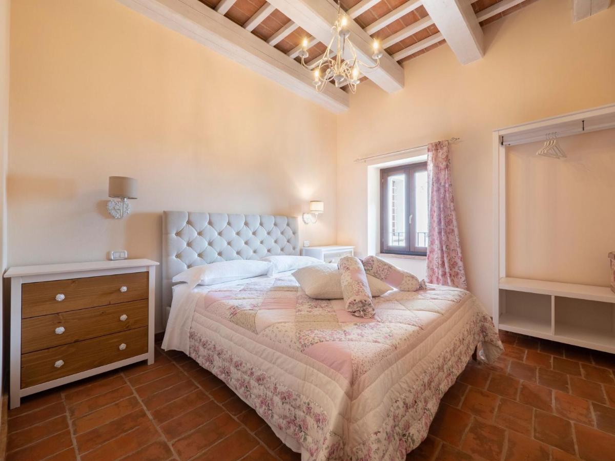 Apartment in Mombaroccio with Sea Views - Housity