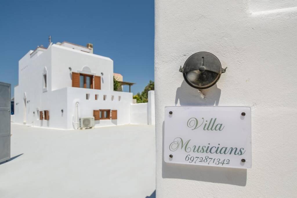 Villa Musicians - Housity