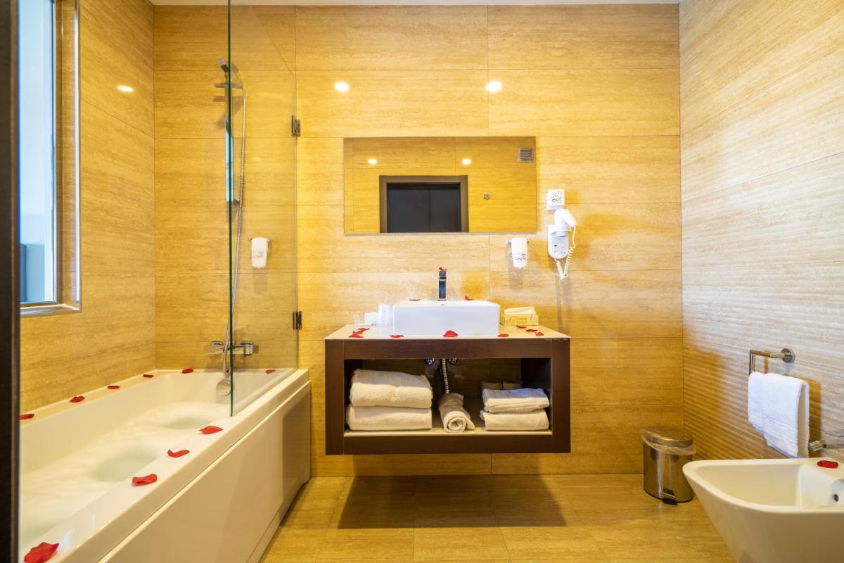 Uma casa de banho em Hotel de Ilhavo Plaza & Spa