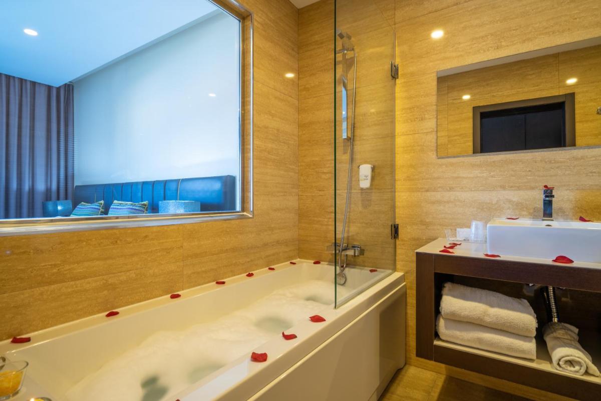 Uma casa de banho em Hotel de Ilhavo Plaza & Spa