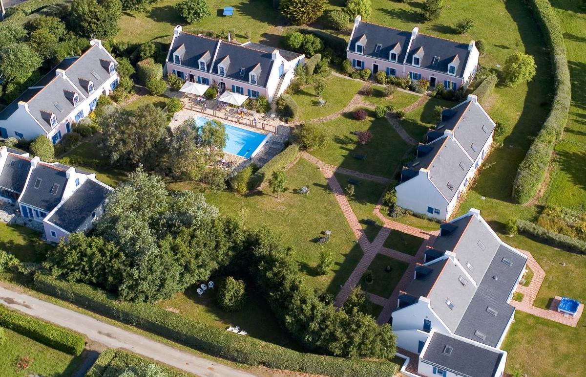 Piscine de l'établissement La Désirade - Hôtel, Spa & Restaurant ou située à proximité