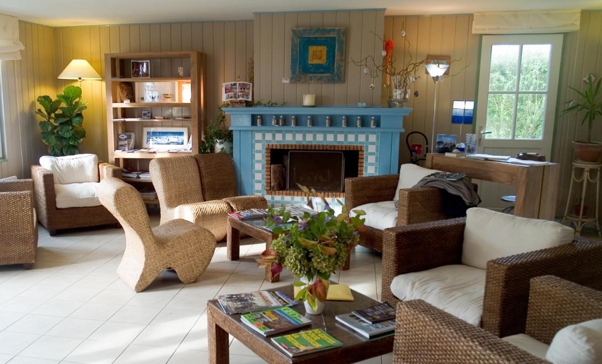 un salon avec des chaises et une cheminée dans l'établissement La Désirade - Hôtel, Spa & Restaurant, à Bangor