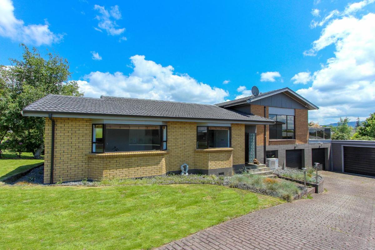 Spacious retreat with Mountain View - Housity