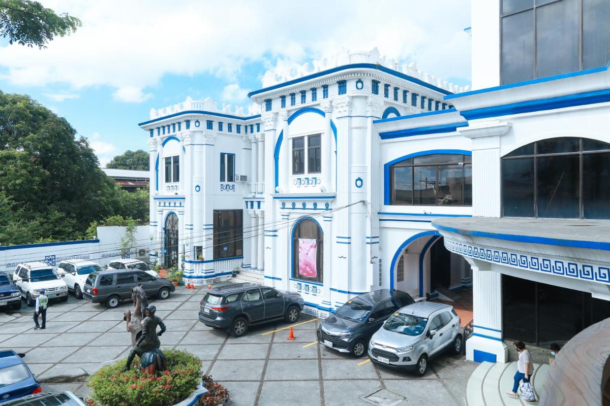 RedDoorz Plus @ Castle Chateau Iloilo - Housity