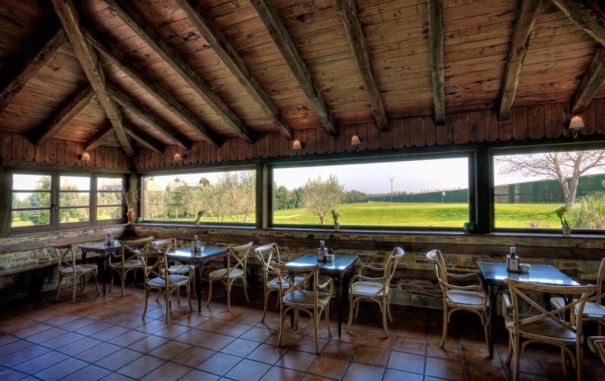 Un restaurante o sitio para comer en Hotel Casa Cachón