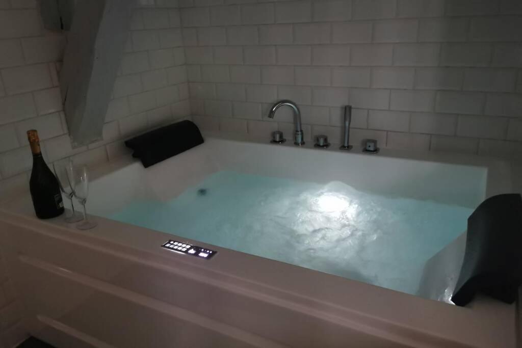 Appartement jacuzzi privatif : Urban Love - Housity