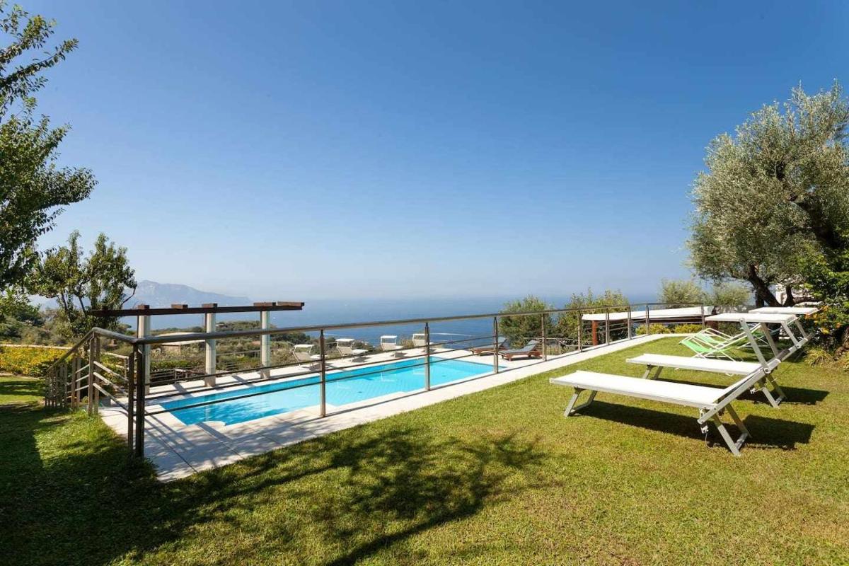 Villa con piscina privata sul mare giardini e terrazze - Housity