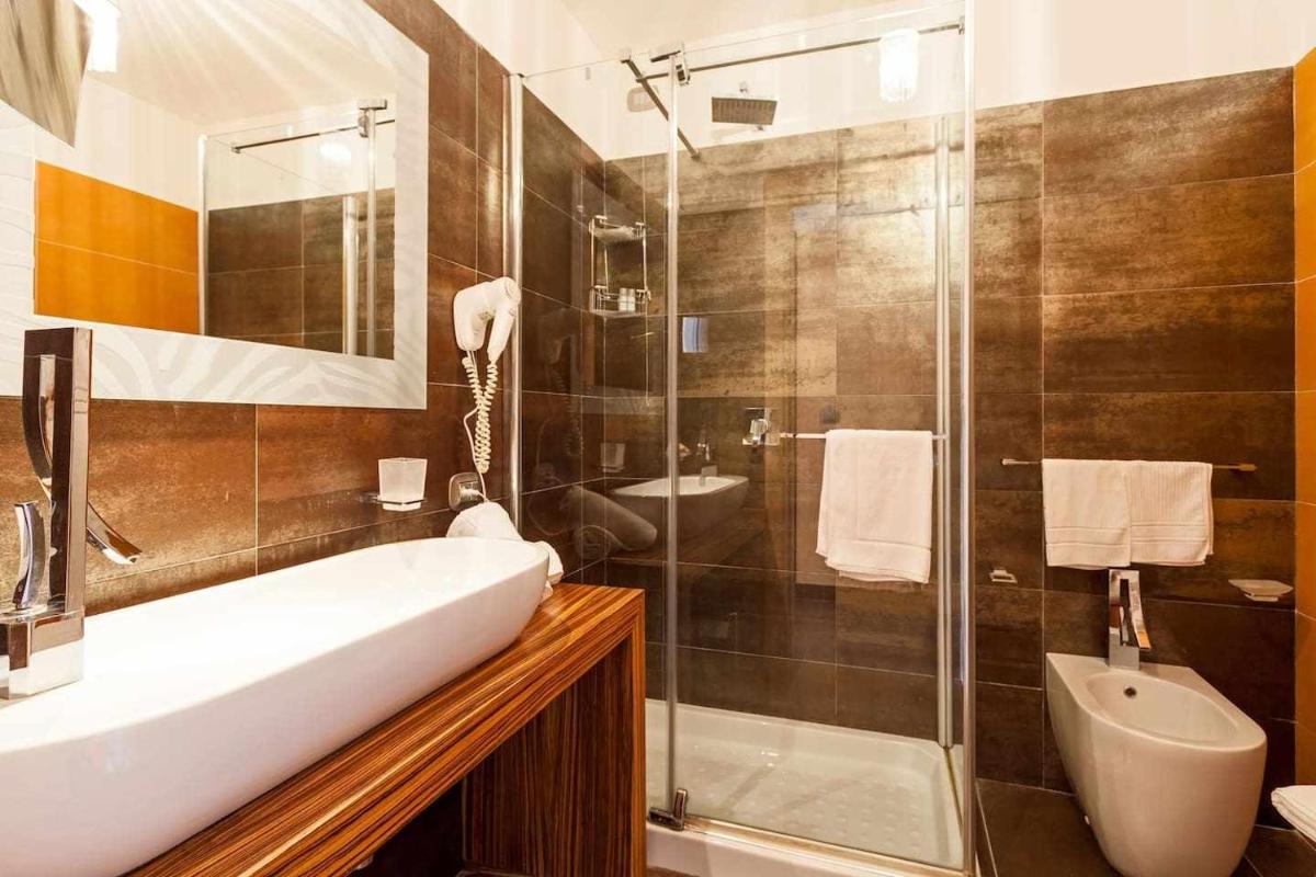 Villa con piscina privata sul mare giardini e terrazze - Housity