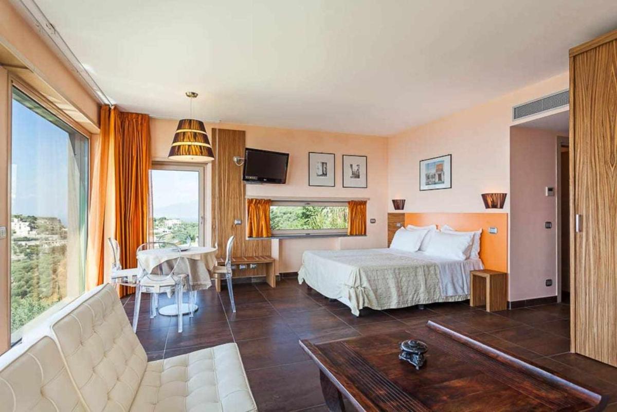 Villa con piscina privata sul mare giardini e terrazze - Housity
