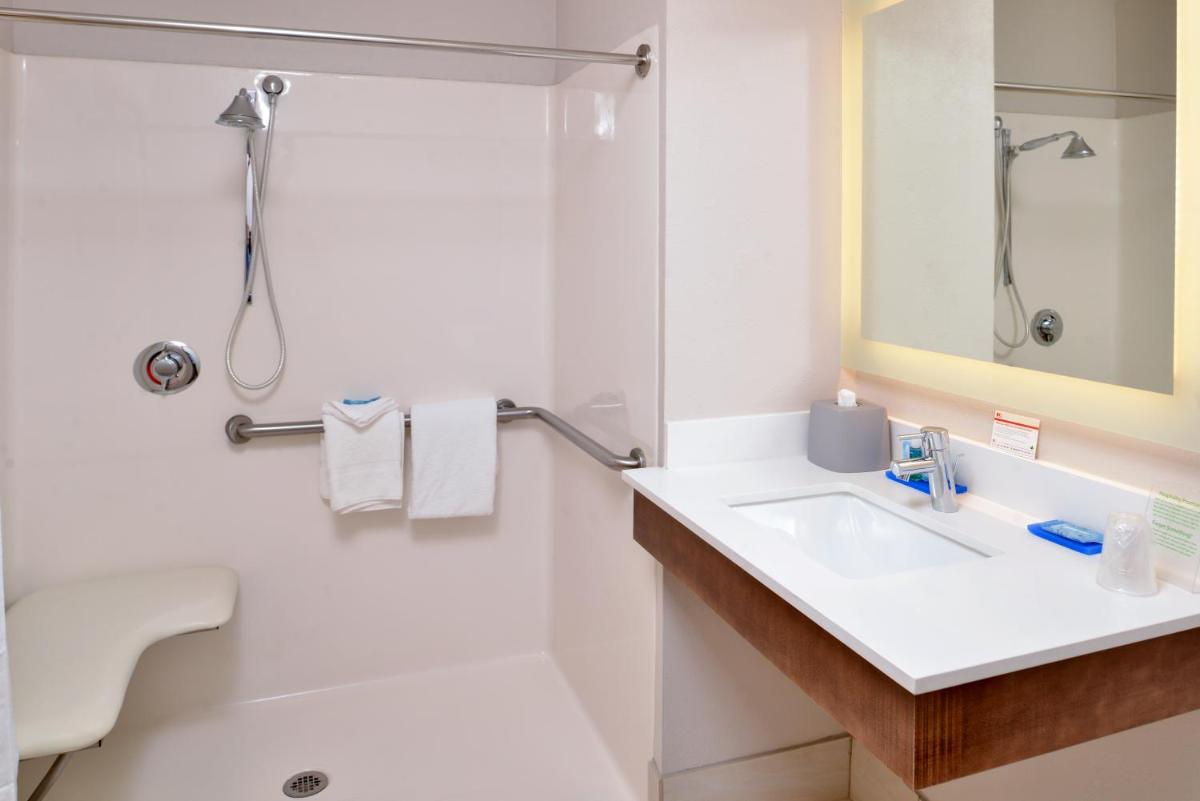 Holiday Inn Express Hotel & Suites Cincinnati - Mason, an IHG Hotel - Housity