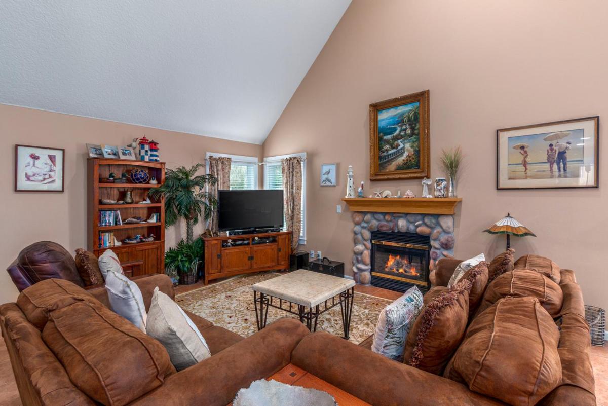 Beach Nest, Fantastic dog friendly with a hot tub, Easy beach access - Housity