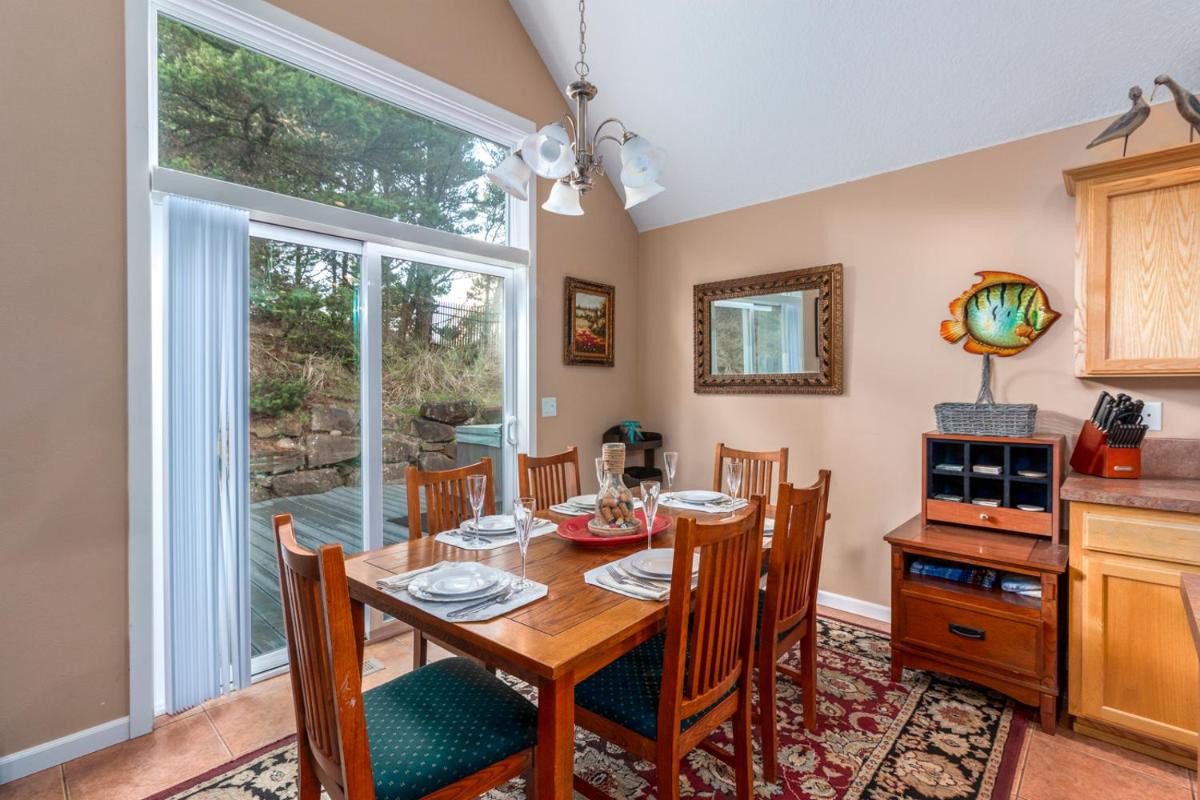 Beach Nest, Fantastic dog friendly with a hot tub, Easy beach access - Housity