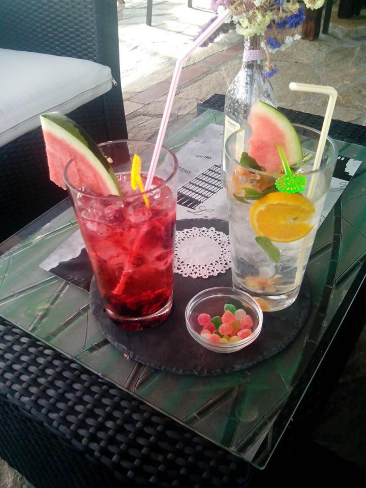 Bebidas en Hotel "Posada de Cantabria EL SOLAR" -Cenas típicas y Gintonic- Bar -Terraza panorámica