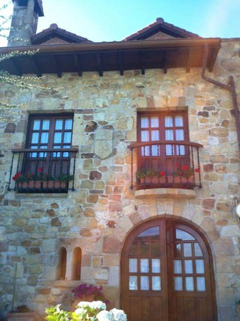 Imagen de la galería de Hotel "Posada de Cantabria EL SOLAR" -Cenas típicas y Gintonic- Bar -Terraza panorámica, en Galizano