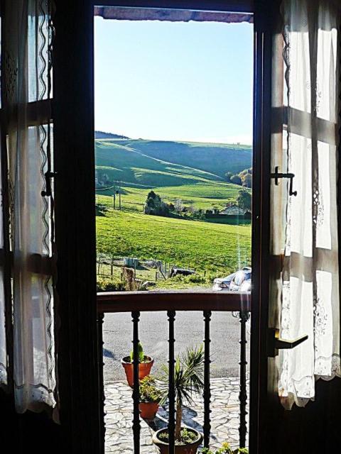 Un balcón o terraza de Hotel "Posada de Cantabria EL SOLAR" -Cenas típicas y Gintonic- Bar -Terraza panorámica