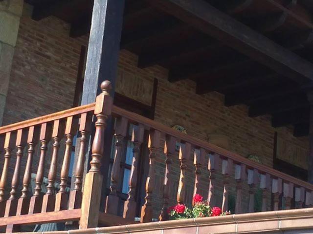 Un balcón o terraza de Hotel "Posada de Cantabria EL SOLAR" -Cenas típicas y Gintonic- Bar -Terraza panorámica