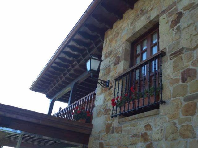 Un balcón o terraza de Hotel "Posada de Cantabria EL SOLAR" -Cenas típicas y Gintonic- Bar -Terraza panorámica