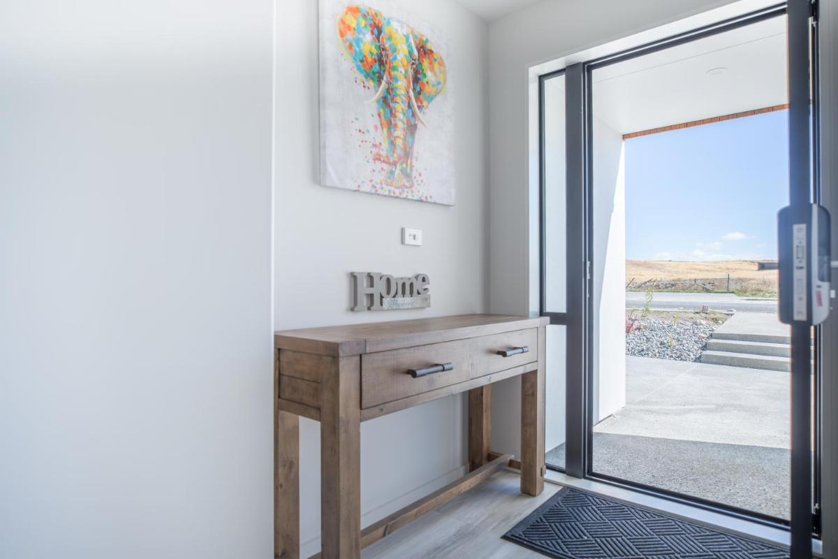 Neptune - Lake Tekapo - Housity