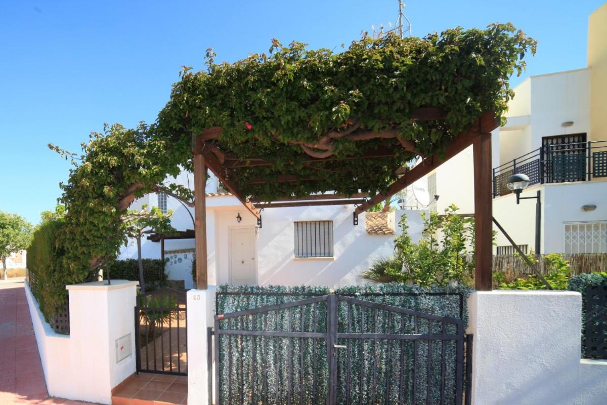 Adosado con jardin y piscina Palm Beach 45 - ALBERT VILLAS - Housity