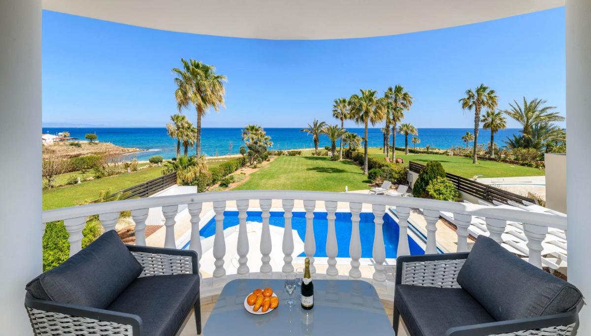 Royal Beachfront Villa - Housity