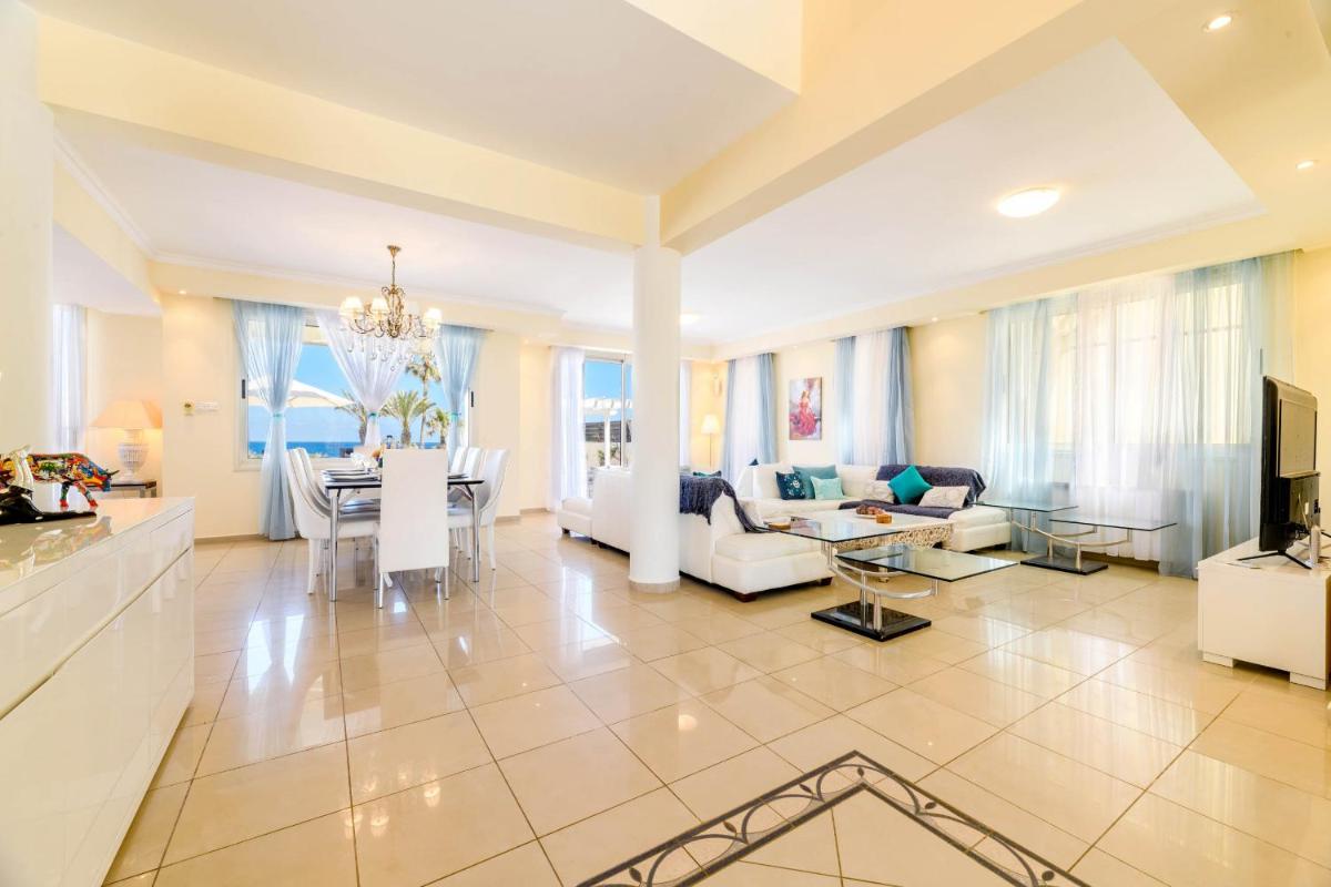 Royal Beachfront Villa - Housity