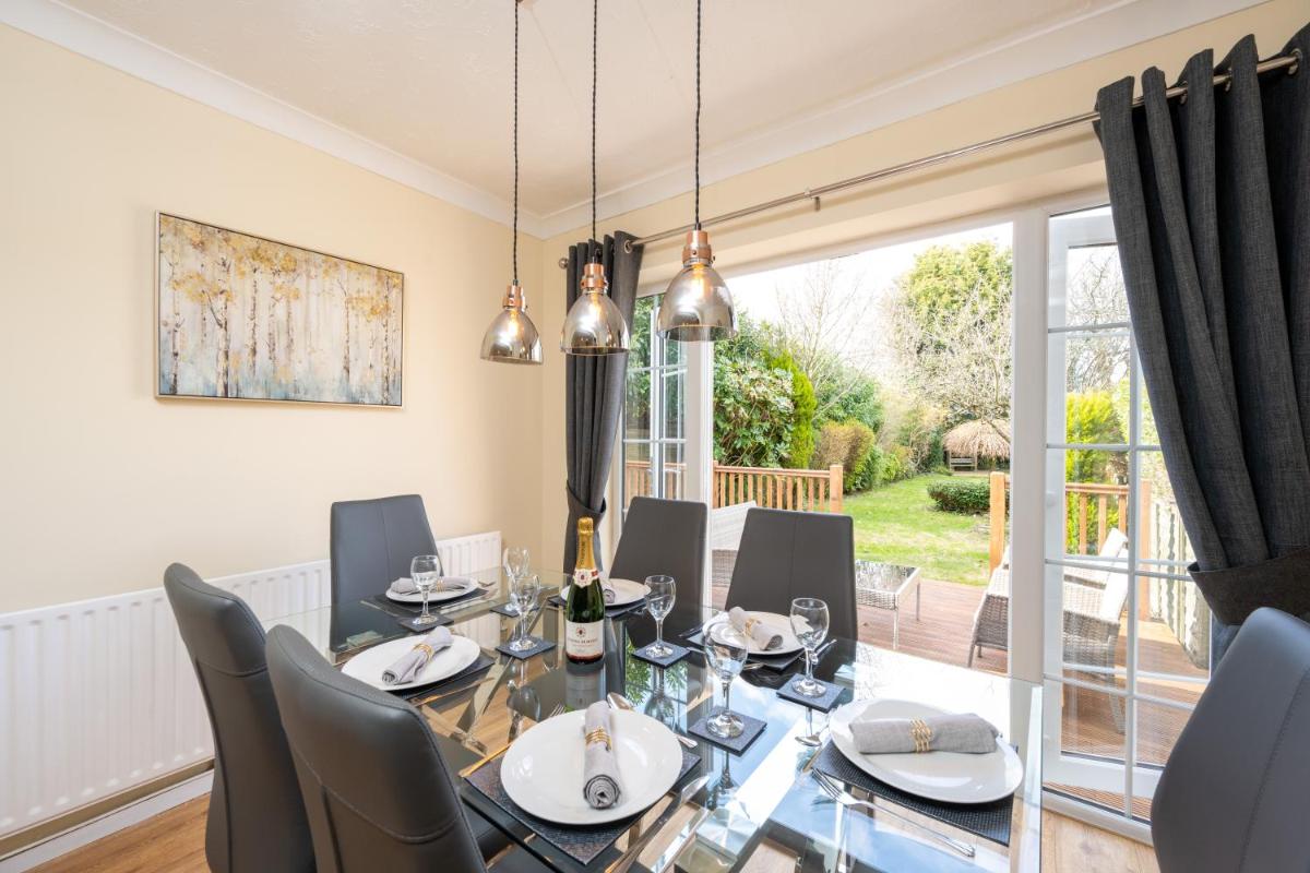 Summerfield House - Elegant house with garden near NEC, JLR, Solihull - Housity
