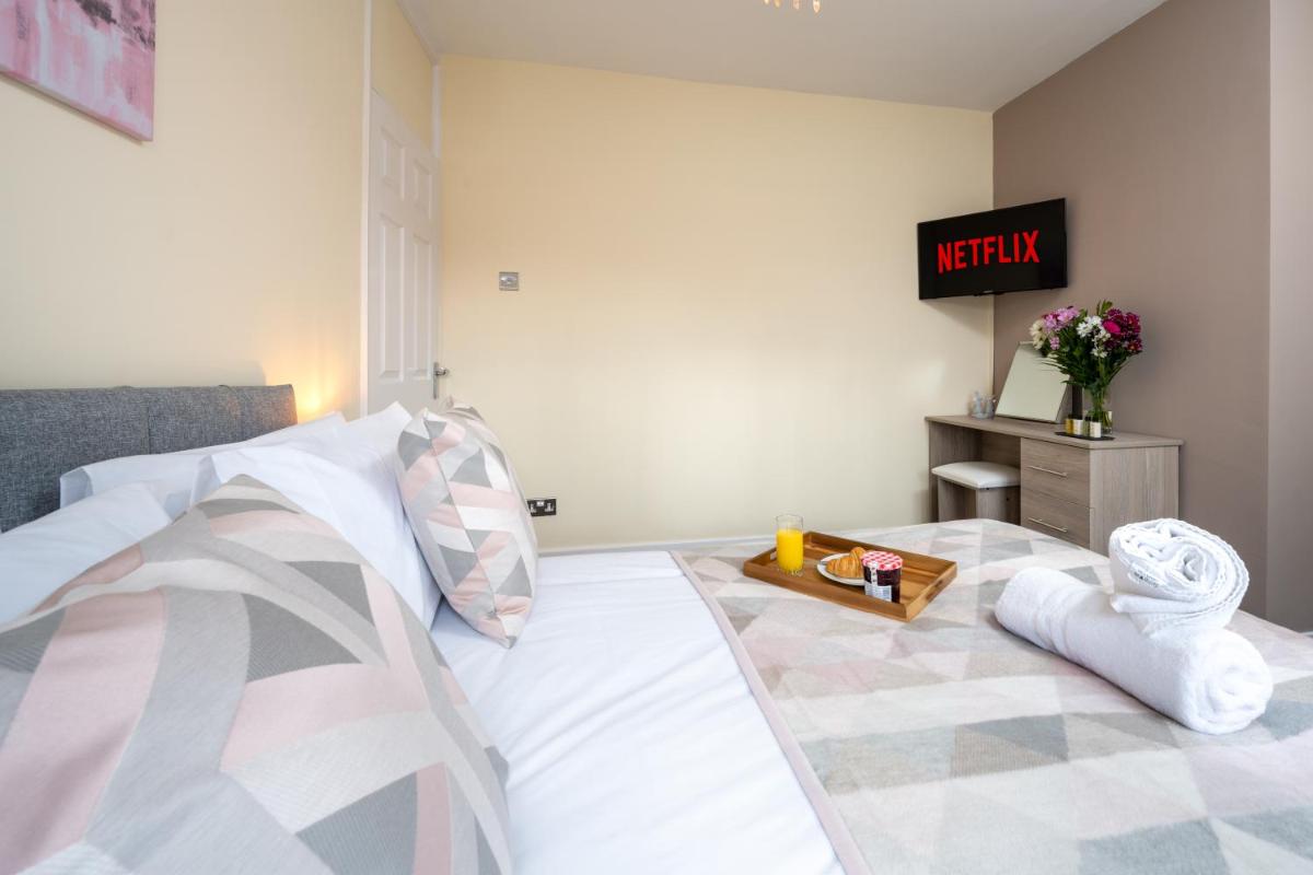Summerfield House - Elegant house with garden near NEC, JLR, Solihull - Housity