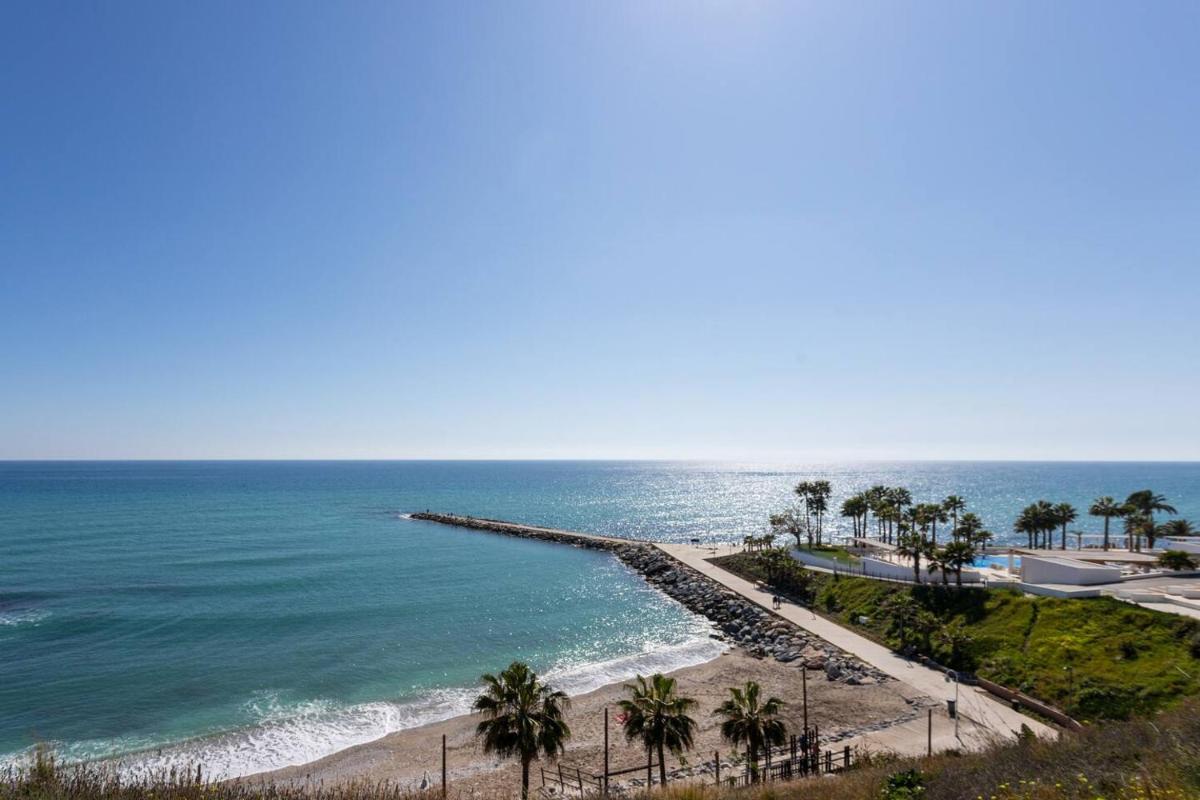 Spacious Beachfront Flat with Sea Views and Private Indoor Parking - Housity