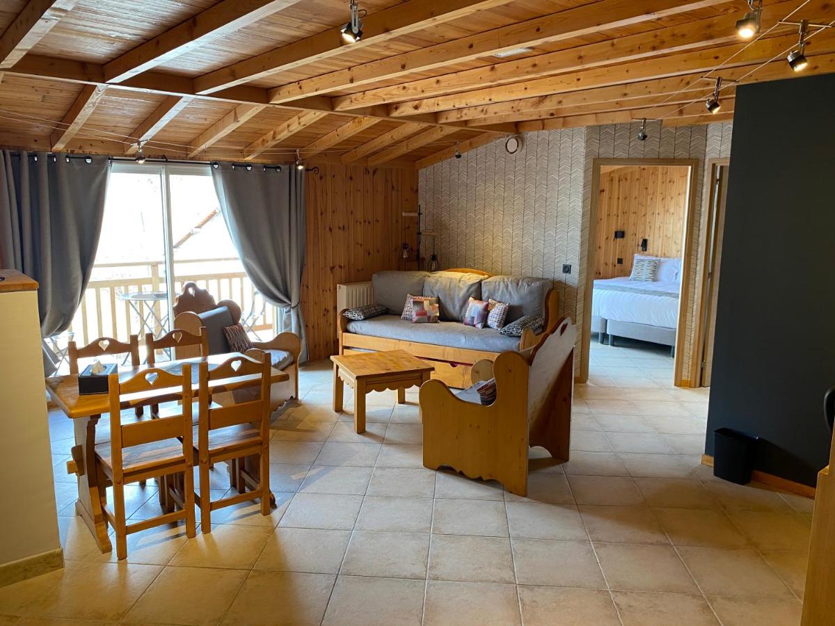 un salon avec un canapé et une table dans l'établissement Logis Hôtel Les Autanes & Spa, à Ancelle