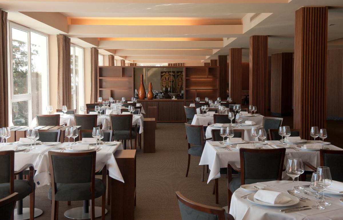 Um restaurante ou outro lugar para comer em Grande Hotel De Luso