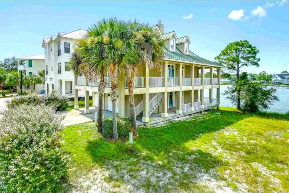 Palm Harbor 322 Mariner Circle by Bender Vacation Rentals - Housity