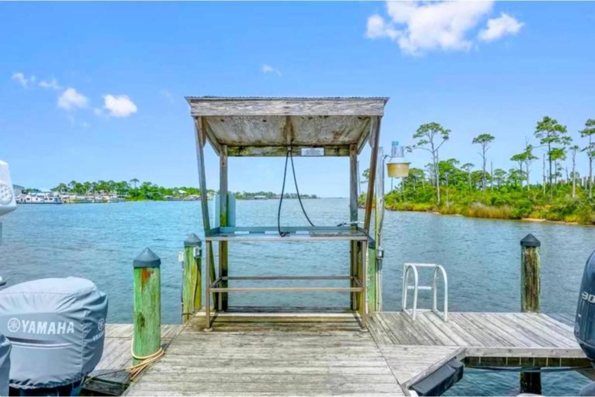 Palm Harbor 322 Mariner Circle by Bender Vacation Rentals - Housity