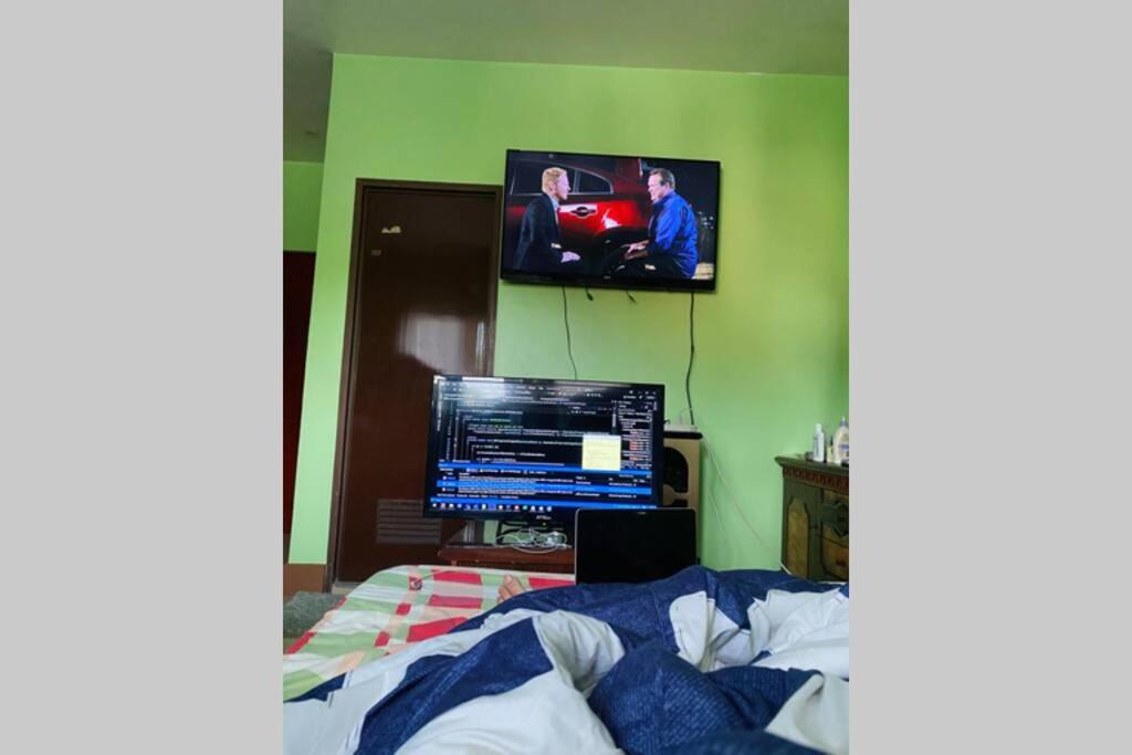 B2 - Spacious 3BR House with Netflix, Fiber Wifi, Parking, Balcony - Housity