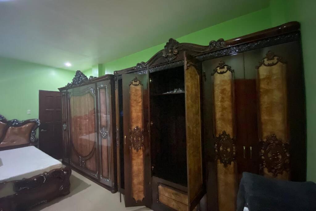 B2 - Spacious 3BR House with Netflix, Fiber Wifi, Parking, Balcony - Housity
