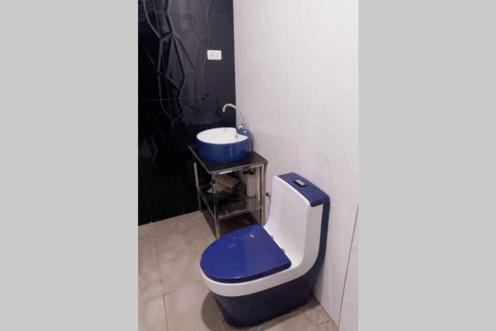 B2 - Spacious 3BR House with Netflix, Fiber Wifi, Parking, Balcony - Housity