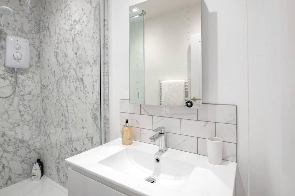 2 Bed City Centre Apartment 1 min from Bath Abbey - Housity