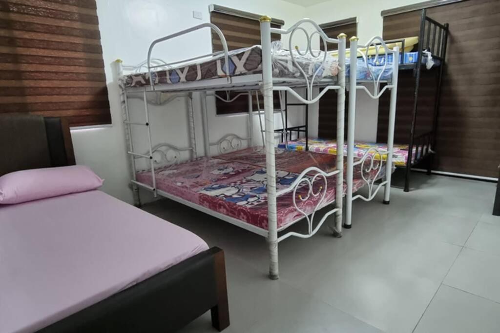 Private House w/ Swimming pool Staycation Tarlac - Housity